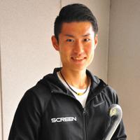 スティックとボールを持ち笑顔を見せる山崎=岐阜県瑞穂市で8日、田中将隆撮影