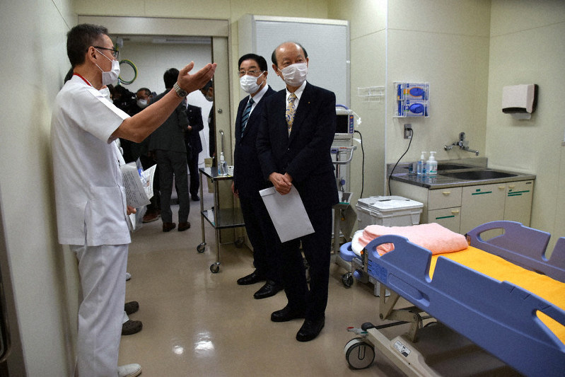 新型コロナ 知事ら中央病院視察 感染症病床など 対応を意見交換 富山 毎日新聞 新型コロナ 知事ら中央病院視察 感染症病床など 対応を意見交換 富山 毎日新聞