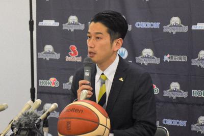 Ｂ１昇格への抱負を語る片貝雅彦社長＝長野市真島町真島のホワイトリングで
