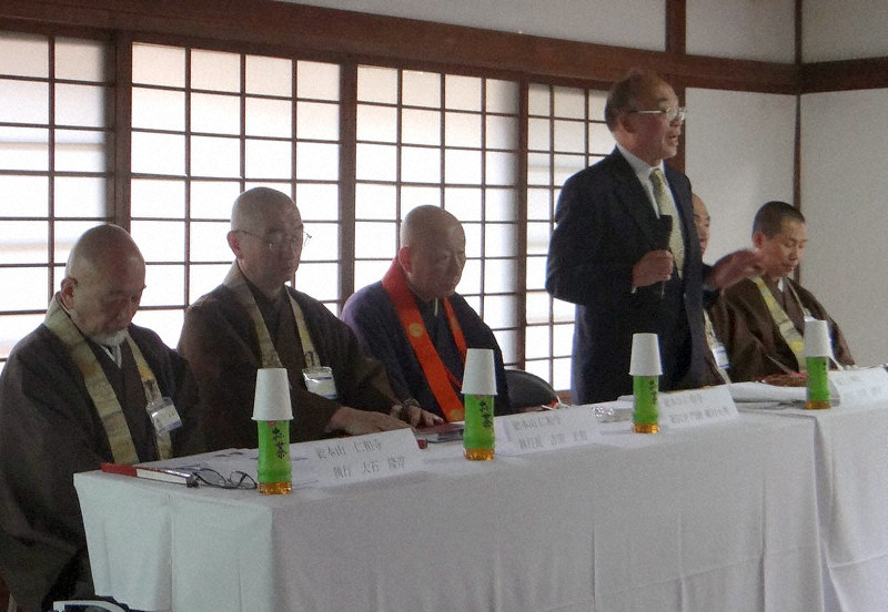 仁和寺の瀬川大秀門跡(左から3人目)らが出席した整備計画の発表会見=京都市右京区で、矢倉健次撮影