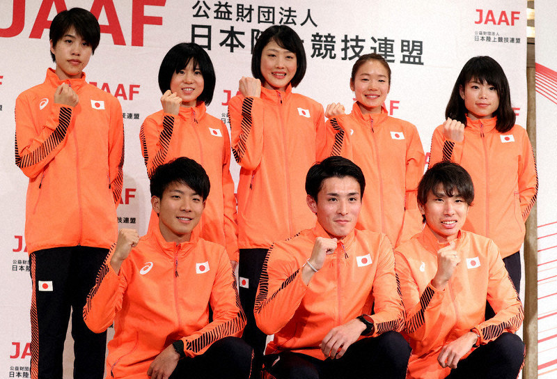 東京オリンピックの代表選手に選ばれた男子マラソンの服部勇馬(前列中央)、女子マラソンの前田穂南(後列中央)、鈴木亜由子(同左から2人目)、一山麻緒(同4人目)ら=喜屋武真之介撮影