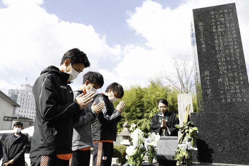 円谷幸吉さんの墓前で活躍を誓う男子マラソン代表の服部勇馬(左手前)ら=福島県須賀川市で2020年3月12日、日本陸上競技連盟提供