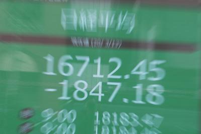 日経平均株価の下げ幅が一時１８００円超えを記録した街頭ディスプレー＝東京都中央区で２０２０年３月１３日午前１０時４０分、玉城達郎撮影