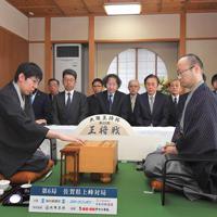 第６９期王将戦第６局で初手を指す挑戦者の広瀬章人八段（手前左）。同右は渡辺明王将＝佐賀県上峰町で２０２０年３月１３日午前９時、徳野仁子撮影