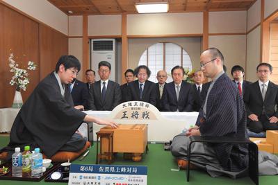 第６９期王将戦第６局で初手を指す挑戦者の広瀬章人八段（手前左）。同右は渡辺明王将＝佐賀県上峰町で２０２０年３月１３日午前９時、徳野仁子撮影