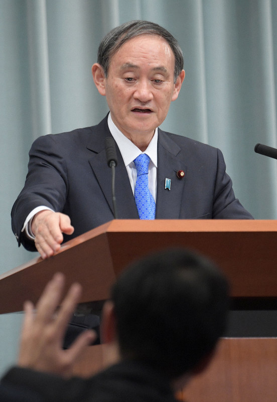 閣議後の記者会見で日米首脳電話協議や新型コロナウイルス感染症拡大に伴う株価下落などについて質問に答える菅義偉官房長官=首相官邸で2020年3月13日午前10時2分、川田雅浩撮影