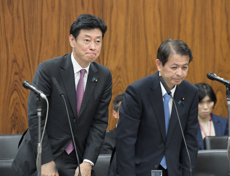参院内閣委員会で新型コロナウイルス感染症を新型インフルエンザ等対策特別措置法の対象とする同法改正案が与野党の賛成多数で可決され一礼する西村康稔経済再生担当相(左)と宮下一郎副内閣相=国会内で2020年3月13日午後3時26分、川田雅浩撮影