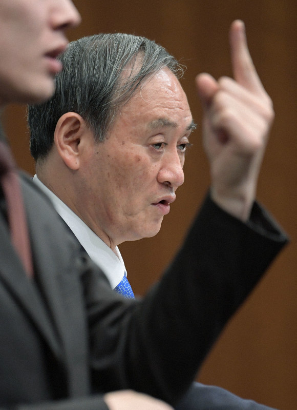 閣議後の記者会見で日米首脳電話協議や新型コロナウイルス感染症拡大に伴う株価下落などについて質問に答える菅義偉官房長官=首相官邸で2020年3月13日午前10時4分、川田雅浩撮影