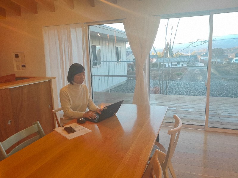 広々とした長野県内の自宅でリモートワークに臨む平山希さん=平山さん提供