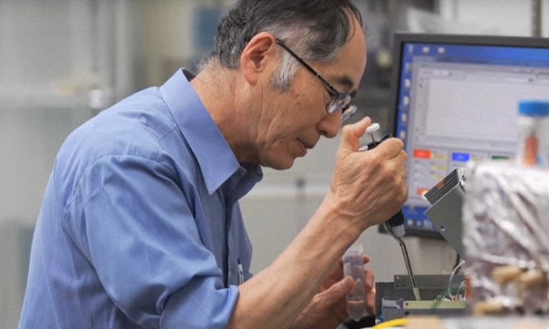 研究室の神原さん=日立製作所のホームページより