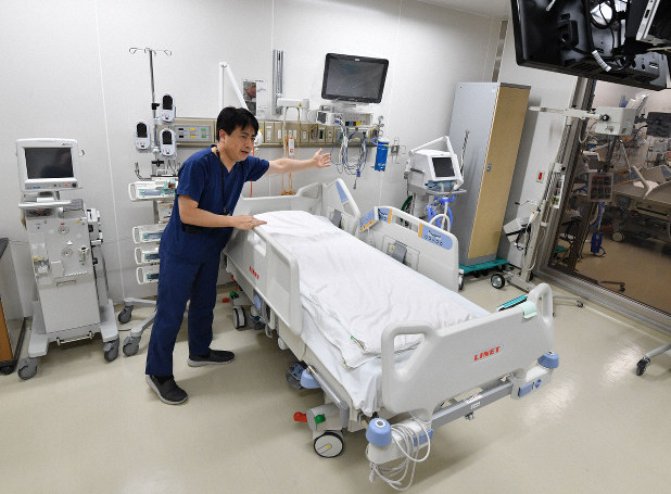 新型コロナウイルスの感染者にも対応できる高度安全病床について説明する医師=大阪府泉佐野市の「りんくう総合医療センター」で2020年1月28日、木葉健二撮影