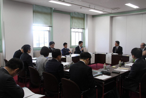 新型コロナウイルス感染症について話し合った、大阪府の「専門家会議」=大阪市中央区の大阪府庁で2020年3月12日、道下寛子撮影