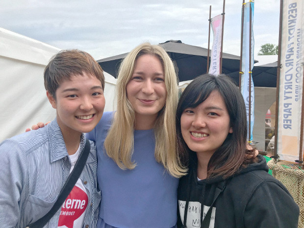 島全体が会場となり、政治家と話すことができる「The People's Meeting」イベントにてキラさんと=2019年6月撮影、筆者提供