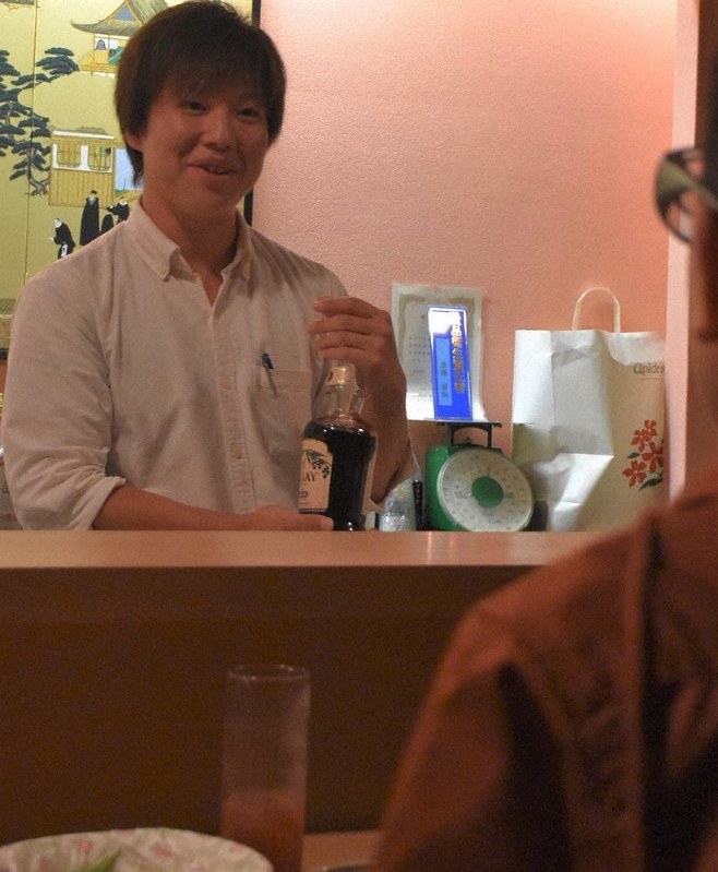 「ひきこもり居酒屋」店主の歌藤智弥さん=草津市草津1で、諸隈美紗稀撮影