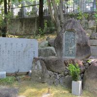 野崎観音の墓園にお染久松塚が建っている=大東市野崎で、松井宏員撮影