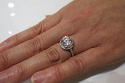 ブリジャールで販売しているモアサナイトの指輪。３カラットで１８万円（税込み）だ＝東京都中央区で、小川祐希撮影