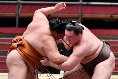 御嶽海（左）を攻める白鵬＝エディオンアリーナ大阪で２０２０年３月１４日、猪飼健史撮影