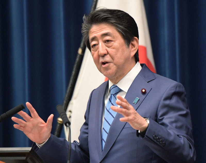 記者会見で新型コロナウイルス感染症への対応や改正新型インフルエンザ等対策特別措置法について質問に答える安倍晋三首相=首相官邸で2020年3月14日午後6時50分、川田雅浩撮影