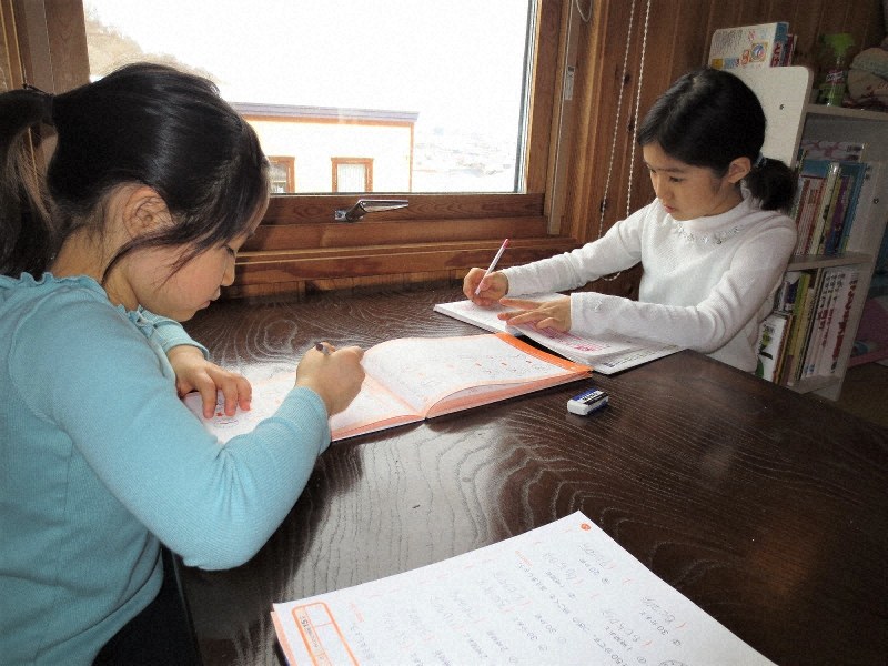 自宅で勉強する小学生=札幌市中央区で2020年3月8日、今井美津子撮影