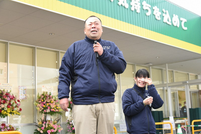 9年越しの開店を迎え感極まるスーパー「おんまえや」の佐藤広樹社長(左)。突然、感謝の言葉を伝えられた妻菜央さんも涙をぬぐった=宮城県女川町黄金で2020年3月12日、百武信幸撮影