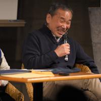 参加者からの質問に答える村上春樹さん(右)=熊本市中央区で2020年2月22日午後8時27分、津村豊和撮影