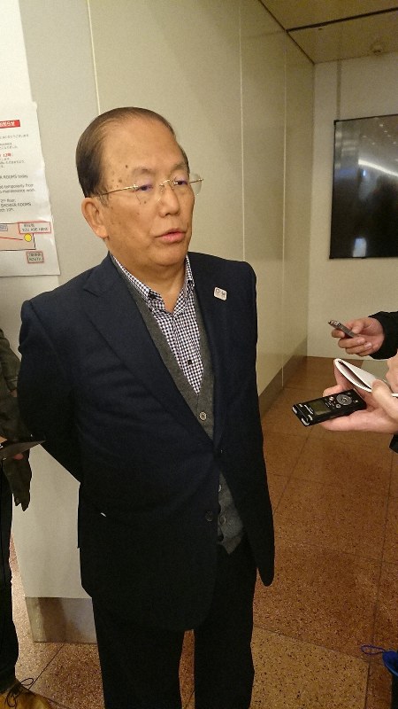 取材に応じる東京オリンピック・パラリンピック組織委員会の武藤敏郎事務総長=羽田空港で2020年3月14日午後4時11分、松本晃撮影