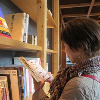 普段通りに暮らす松田直美さん(仮名)。「何かあったら、その時に考えます」=東京都豊島区で