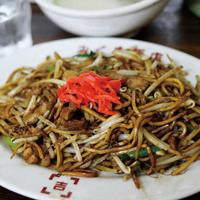 香りが食欲をそそる「日田やきそば」。ランチタイムに単品を注文するとスープが付いてお得に=筆者撮影