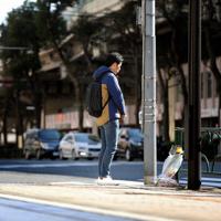 真菜さんと莉子ちゃんが亡くなった事故現場に立つ松永さん。今も献花に訪れる人が絶えない=東京都豊島区で2020年2月8日、小川昌宏撮影