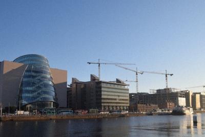 リフィー川の周辺には金融機関など大企業が集積し、新たなオフィスビルの建設も進んでいる＝ダブリンで３月５日、横山三加子撮影