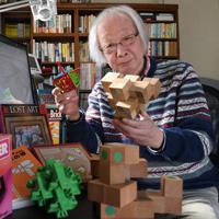 パズル作家の西尾徹也さん=千葉県習志野市で2020年2月27日、丸山博撮影