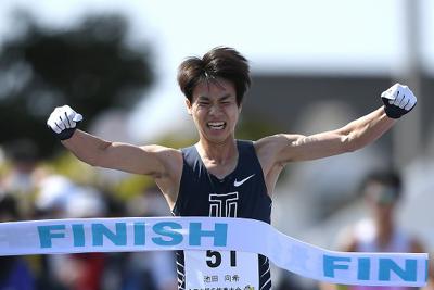 男子２０キロ競歩、１位でフィニッシュする池田向希＝石川県能美市営コースで２０２０年３月１５日、久保玲撮影