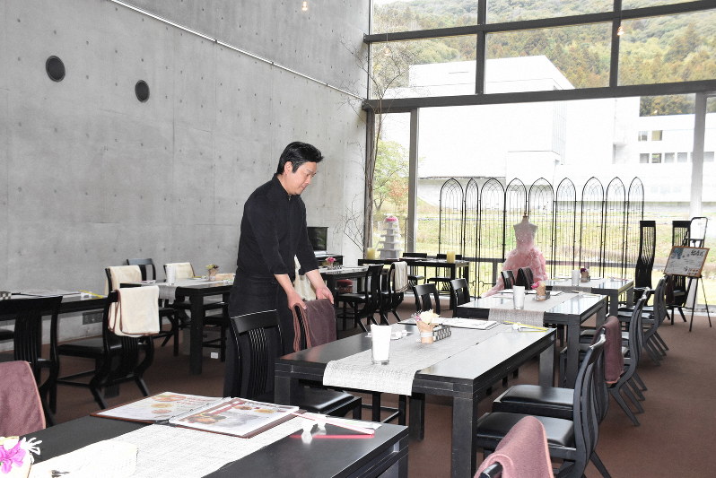 店の準備をする長広恒さん=山口県美祢市秋芳町秋吉で、坂野日向子撮影