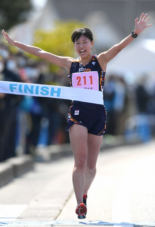 女子20キロ競歩、1位でフィニッシュする藤井菜々子=石川県能美市営コースで2020年3月15日、久保玲撮影