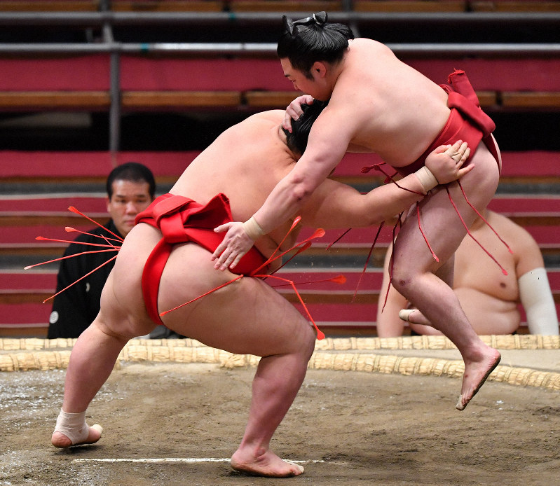 八艘飛び」炎鵬、奇襲に成功 「何でもしようと」舞の海を参考 春場所