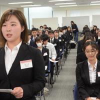 助成が決まった関西大の学生団体「KUMC」代表の三浦千尋さん(左)