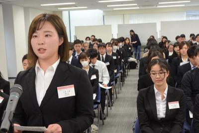 助成が決まった関西大の学生団体「KUMC」代表の三浦千尋さん（左）