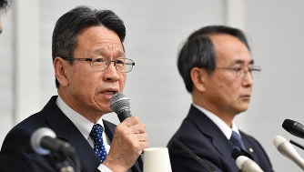 第三者委員会の報告を受けて記者会見する関西電力の岩根茂樹前社長(手前)と森本孝新社長=大阪市北区で2020年3月14日、木葉健二撮影