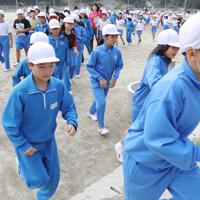 東日本大震災で「釜石の奇跡」の舞台となった岩手県釜石市の鵜住居小学校では、震災後も高台へ避難する訓練が続けられている=岩手県釜石市で2017年9月1日、喜屋武真之介撮影
