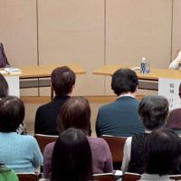 日本伝統俳句協会会長の稲畑汀子さん(右)と、現代俳句協会特別顧問の宇多喜代子さんの掛け合いに、満員の会場は沸いた=兵庫県伊丹市で