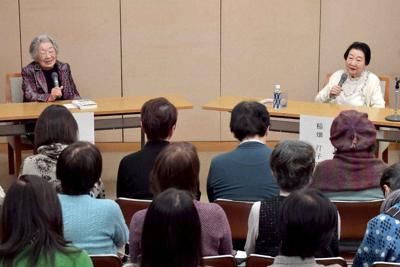 日本伝統俳句協会会長の稲畑汀子さん（右）と、現代俳句協会特別顧問の宇多喜代子さんの掛け合いに、満員の会場は沸いた＝兵庫県伊丹市で