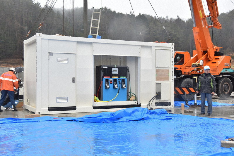 信州取材前線 信州取材前線 ｇｓ維持へ地上タンク 売木村で全国初の実証実験 エネ庁 中山間地への供給に期待 長野 毎日新聞