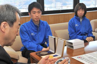 メダルや賞状を見ながら倉坪克拓さん（中央）と花岡瑚徒さん（右）の活躍をたたえる今井竜五市長＝長野県岡谷市役所で