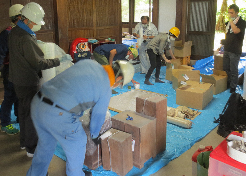 熊本地震の被害の大きかった熊本県益城町の被災家屋から古文書を運び出す学芸員や自治体職員ら=2017年7月撮影(今村直樹さん提供)