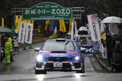 無観客で開幕した新城ラリーでスタートするラリーカー＝愛知県新城市の県営新城総合公園で、兵藤公治撮影