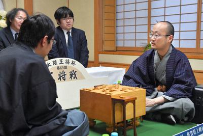 王将戦第６局を終え、感想戦で対局を振り返る渡辺明王将（右）と広瀬章人八段（左手前）＝佐賀県上峰町で２０２０年３月１４日、森園道子撮影