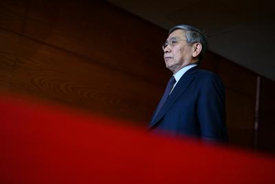 金融政策決定会合後、記者会見の会場に入る黒田東彦・日銀総裁＝東京都中央区で２０２０年３月１６日午後３時５９分、吉田航太撮影