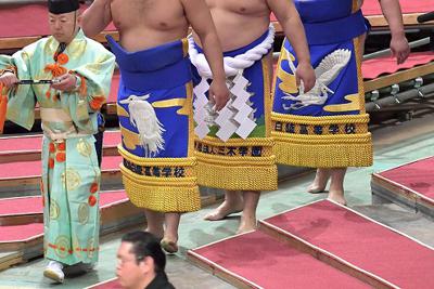 無観客の中、土俵に向かう横綱・鶴竜（中央）＝エディオンアリーナ大阪で２０２０年３月１６日、平川義之撮影