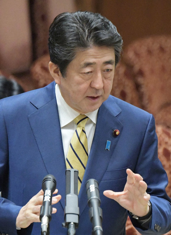 参院予算委員会で新型コロナウイルス感染拡大の影響を受けている経済への対応について答弁する安倍晋三首相=国会内で2020年3月16日午前9時47分、川田雅浩撮影