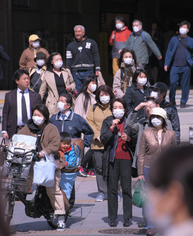 新型コロナウイルスの感染が拡大する中、マスク姿で街を歩く人たち=東京都台東区のJR上野駅前で2020年3月12日午後0時3分、手塚耕一郎撮影